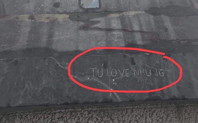 Du khách khắc dòng chữ "Tú love Nhung" ở Fansipan gây bức xúc: Một hành động thiếu ý thức