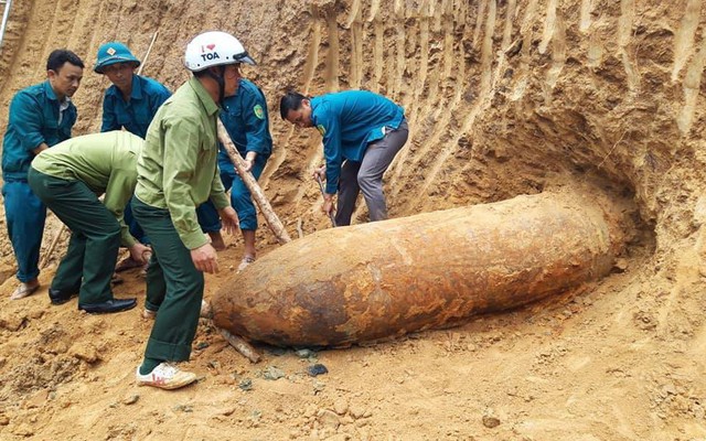 Múc đất sau vườn, phát hiện quả bom "khủng" dài hơn 2,5m