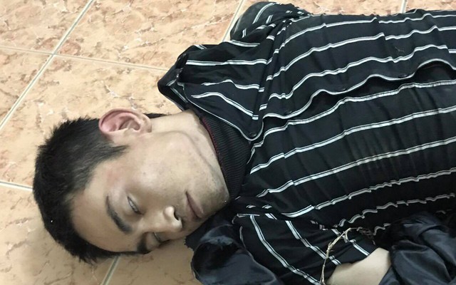 Công an truy đuổi, nổ súng bắt giữ thanh niên 9X vờ ngáo đá hù dọa người đi đường ở Sài Gòn