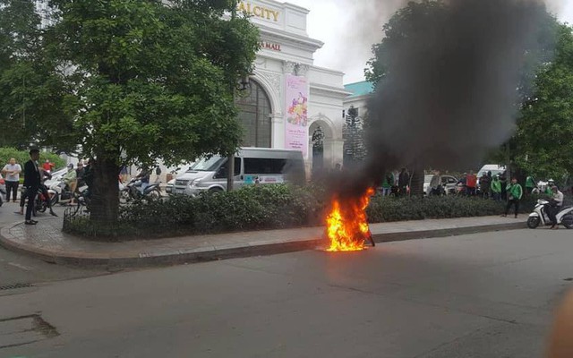 Xe máy đang lưu thông bốc cháy dữ dội trên phố Hà Nội, chủ xe hoảng hốt bỏ chạy