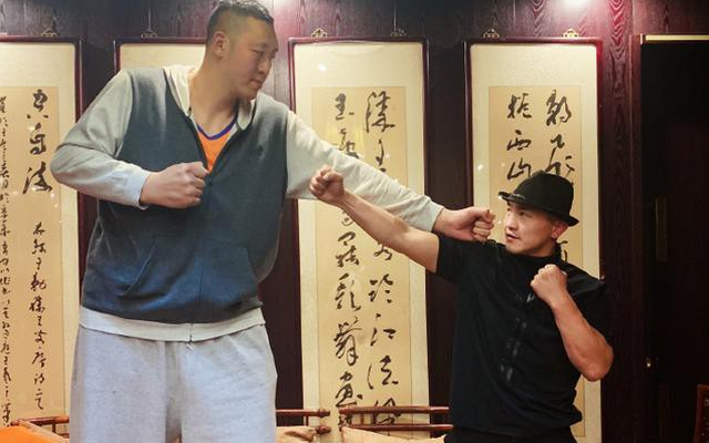 Đệ nhất Thiếu Lâm tuyên bố hạ gục “người khổng lồ” giữ kỷ lục Guinness với chiều cao 2m36