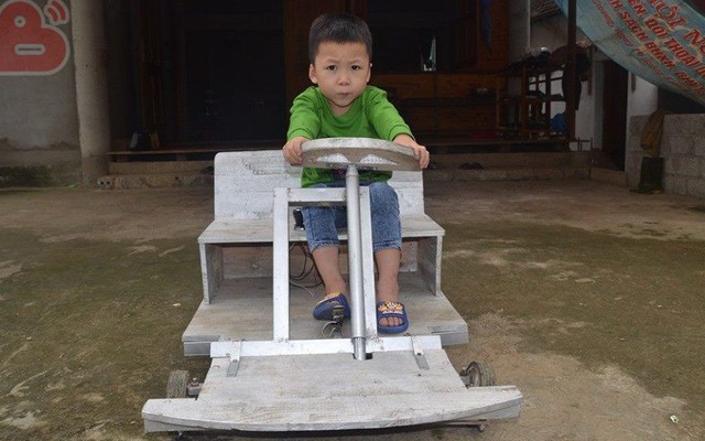 Chiếc ô tô điện không đứa trẻ nào có: Món quà người đàn ông Nghệ An dành cho con