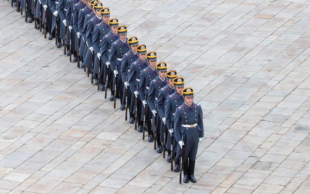 24h qua ảnh: Đội tiêu binh tham gia nghi lễ đổi ca gác tại Điện Kremlin