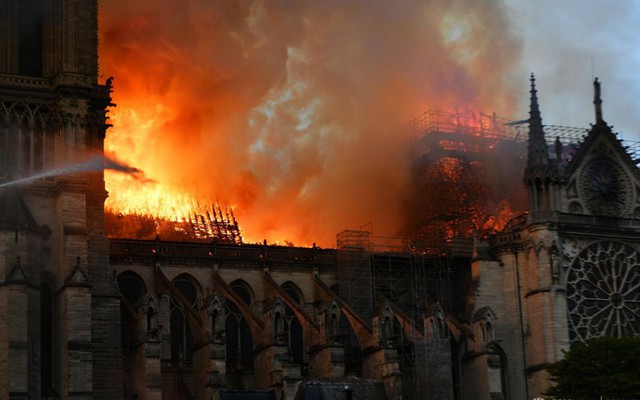 Mượn vụ Nhà thờ Đức Bà Paris bị cháy "chửi xéo" đối thủ chính trị gây phẫn nộ ở Ukraine