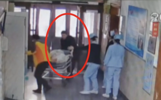 Đưa bà bầu đi viện, "yêu râu xanh" giở trò sàm sỡ ngay trên taxi