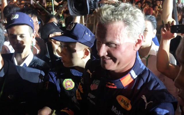 Tay đua huyền thoại David Coulthard trong vòng vây hàng ngàn người ở Mỹ Đình