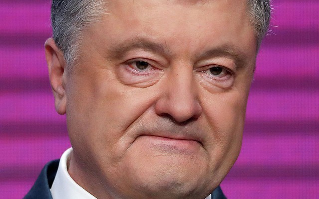 VIDEO: Nghe kết quả bầu cử sơ bộ, Tổng thống Poroshenko rơm rớm nước mắt nhận thua