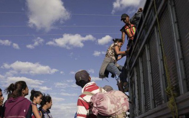 Khủng hoảng ở biên giới: Người di cư chờ đợi vào Mỹ trong vô vọng