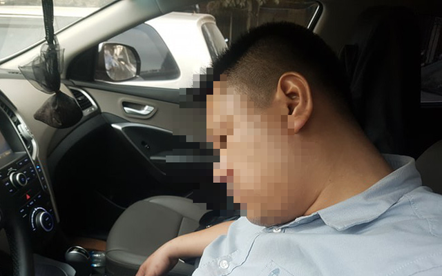 Dừng đèn đỏ, tài xế ở Hà Nội ngủ quên trong xe nửa giờ khiến CSGT phải cẩu cả xe và người