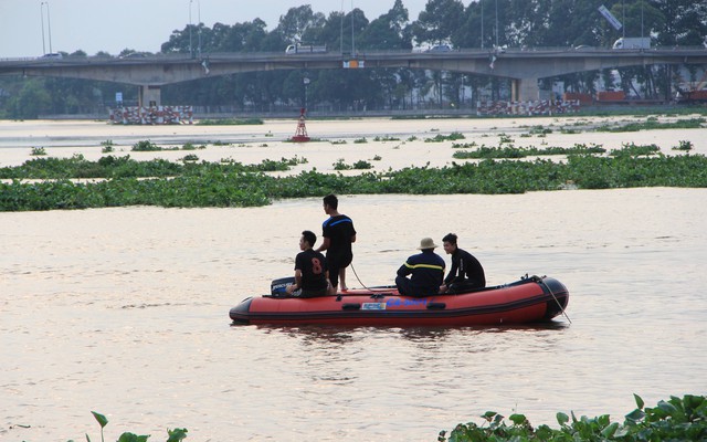 Bơi ra sông Sài Gòn bắt chim, nam thanh niên mất tích