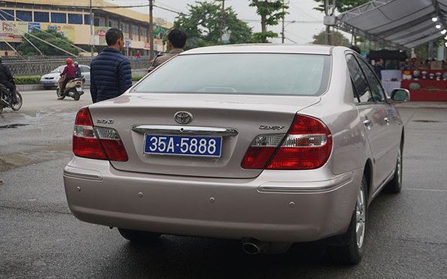 Vụ xe ô tô công đeo 2 biển số tại Ninh Bình: Đề nghị thu hồi một biển kiểm soát