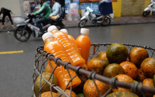 Đổ xô bán nước cam ép nguyên chất giá siêu rẻ, tiểu thương thu tiền triệu mỗi ngày