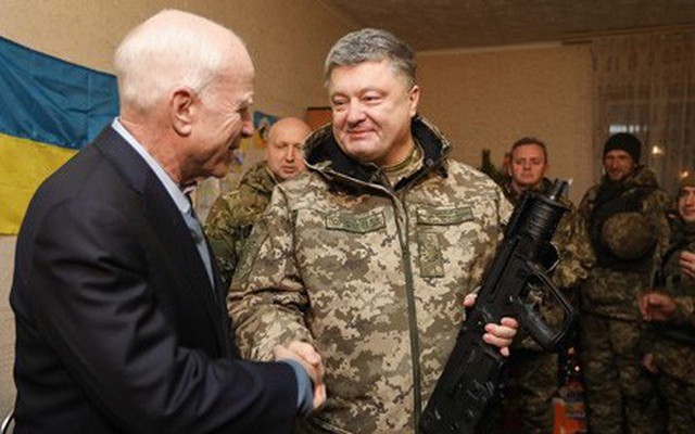 Tổng thống Ukraine muốn đặt lại tên phố là John McCain