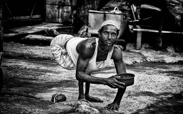 Loạt ảnh trần trụi về những kiếp người oằn mình sống qua ngày ở khu ổ chuột nghèo nhất thế giới