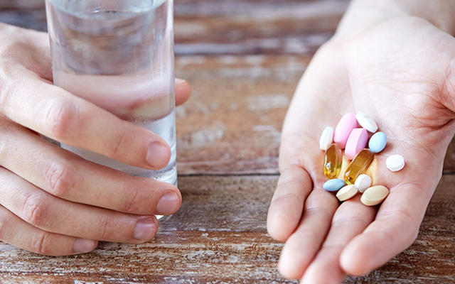 4 nhóm người cần đặc biệt chú ý khi uống thuốc: Uống sai cách có thể gây nguy hiểm