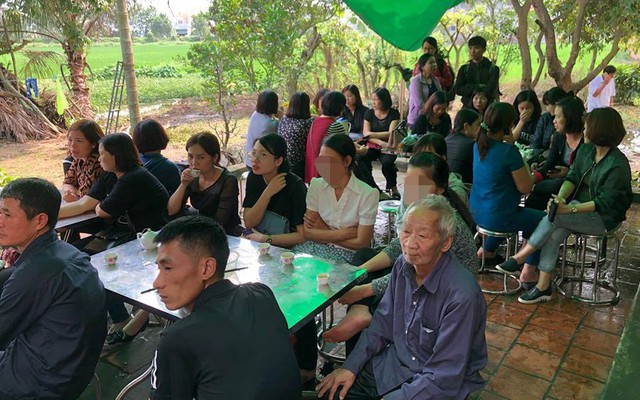 Bố bé trai bị đàn chó dữ cắn tử vong nói con mình rất sợ chó, không dám đi đâu một mình