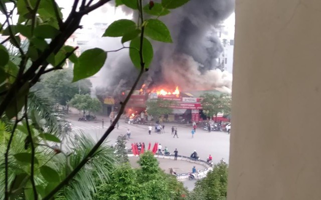 Hà Nội: Cảnh sát hút nước hồ Tây dập tắt đám cháy ở cửa hàng thịt chó