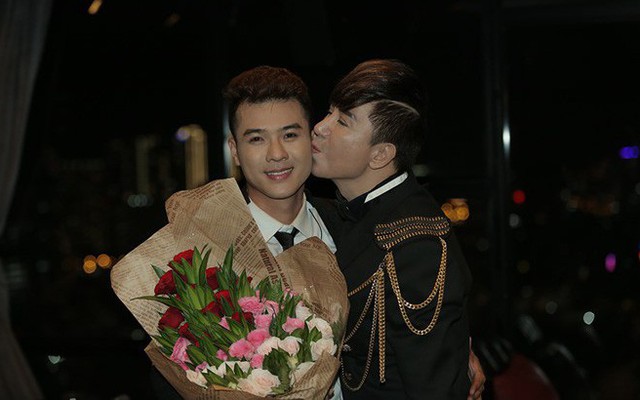 Ngô Viết Trung được Long Nhật động viên, hôn má trong hậu trường minishow