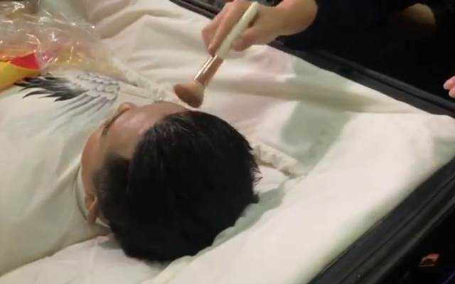 [VIDEO] NSND Hồng Vân, Minh Nhí khóc nghẹn chải tóc, tô son lần cuối cùng cho Anh Vũ