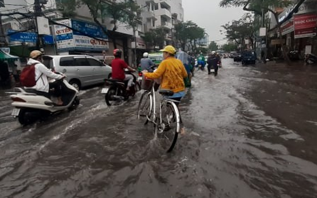 Mưa lớn diện rộng ở Sài Gòn, nhiều phố phường ngập úng và kẹt xe