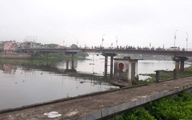 Hà Nam: Xe tải lao xuống sông Đáy ở Thành phố Phủ Lý