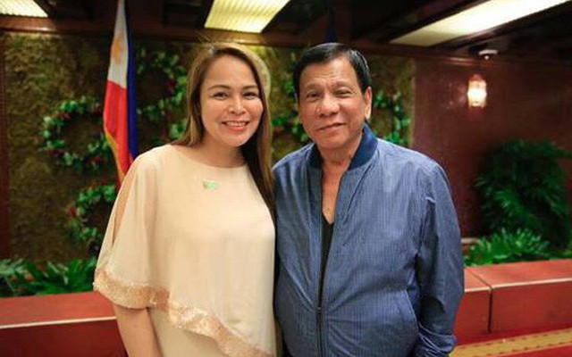 TT Duterte bị phản đối kịch liệt vì "vạ miệng" với nữ thị trưởng xinh đẹp: Cô có muốn bỏ trốn cùng tôi không?