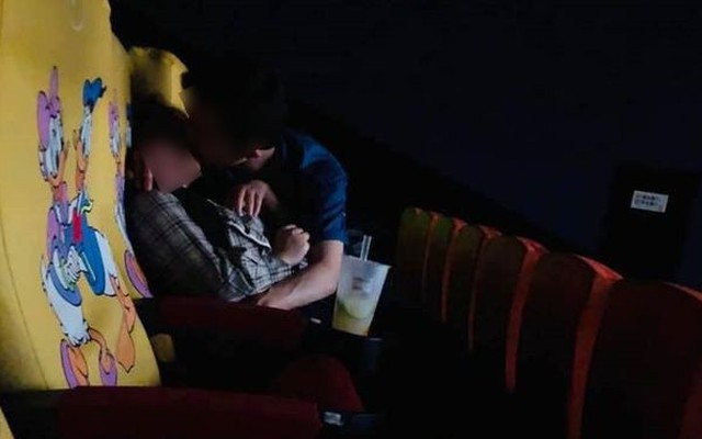 Cặp đôi thản nhiên ôm hôn, làm chuyện người lớn ngay trong rạp chiếu phim khiến người xung quanh nhức mắt