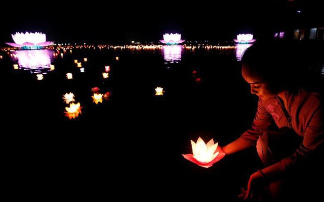 24h qua ảnh: Phật tử thả đèn hoa đăng tại ngôi chùa lớn nhất thế giới