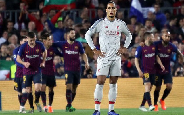 Siêu hậu vệ của Liverpool hết bị Suarez "xỏ mũi" lại đứng yên nhìn Messi dễ dàng ghi bàn