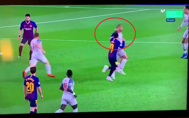 Fan Liverpool đòi treo giò Messi sau khi phát hiện cú "đánh lén" cực khéo
