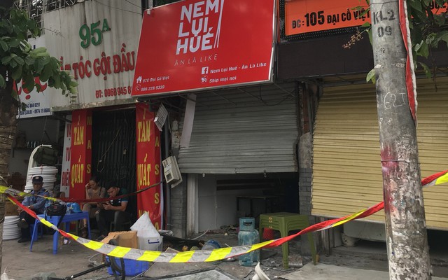Hà Nội: Nhiều cửa sổ nhà hàng bắn tung tóe sau tiếng nổ lớn lúc nửa đêm