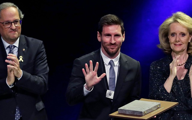 Messi rửa sạch mảng quá khứ ô nhục bằng cây Thập tự Thánh Jordi