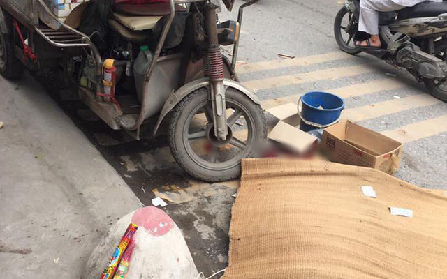 Người đi xe máy bị xe 3 bánh đè trúng tử vong ở Hà Nội