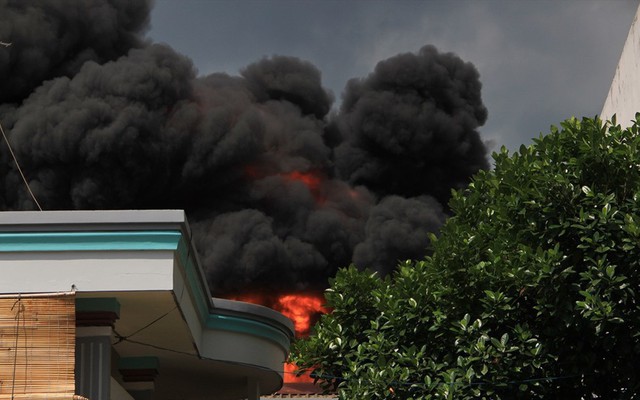 Cháy nhà xưởng ở Bình Dương, khói bốc cao kèm tiếng nổ lớn