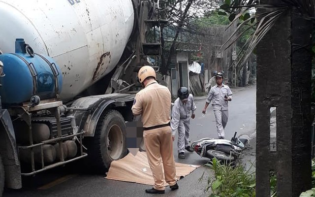 Hà Nội: Va chạm xe trộn bê tông, người phụ nữ đi xe máy tử vong tại chỗ