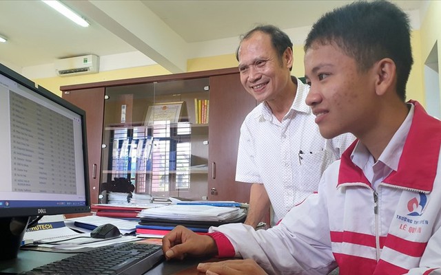 Cậu bé nhà nghèo vượt khó giành huy chương bạc Olympic Tin học Châu Á