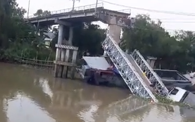 Sập cầu ở Đồng Tháp, ô tô tải rơi xuống sông