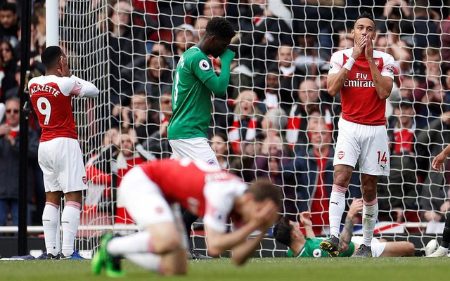 Sảy chân khó tin, Arsenal nối bước Man United "buông súng" trong cuộc đua top 4