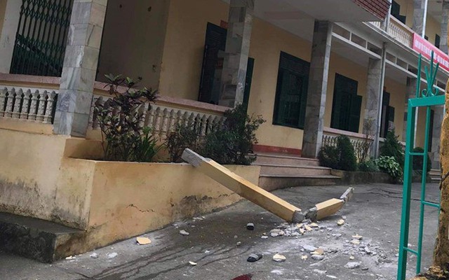 Hòa Bình: Nhóm học sinh bị trụ cột bê tông trong trường rơi trúng, 2 em nguy kịch