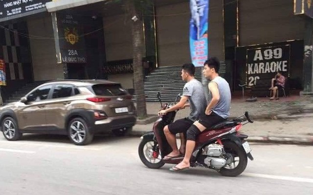 Xôn xao hình ảnh Đình Trọng và Văn Kiên đi xe máy không đội mũ bảo hiểm trên phố Hà Nội
