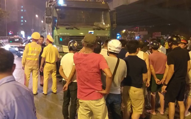 Hà Nội: Bị xe tải tông trúng, 2 người phụ nữ đi xe máy thương vong