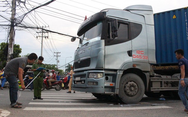 Nữ công nhân đi xe đạp bị xe container cán chết thương tâm giữa ngã tư