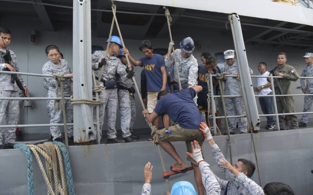 Người Philippines cảm kích trước hành động tử tế của tàu Việt Nam: Người bạn gặp trong lúc khó khăn hoạn nạn mới thực sự là bạn