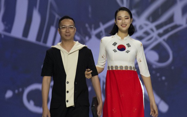 Hoa hậu Thủy Tiên làm vedette trong show của NTK Đỗ Trịnh Hoài Nam tại Hàn Quốc