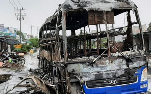 Xe khách cháy rụi, hàng chục hành khách thoát chết trong gang tấc