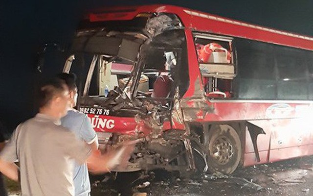 Thêm xe khách giường nằm tuyến Điện Biên bị container đâm biến dạng, 2 người bị thương