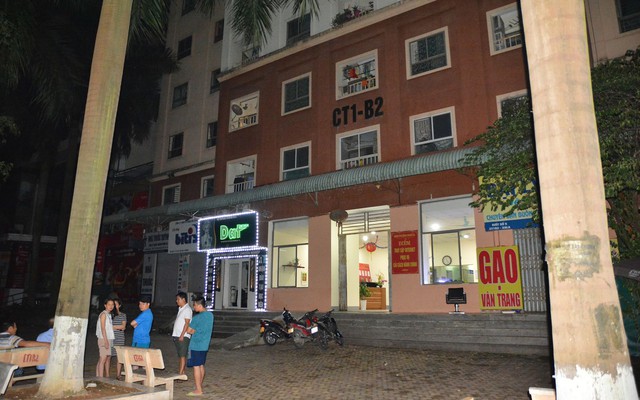 Hà Nội: Phát hiện bé gái nguy kịch tại mái tôn chung cư
