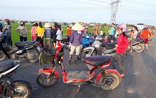 Hàng trăm người theo dõi cuộc tìm kiếm nam thanh niên ngã xuống sông mất tích