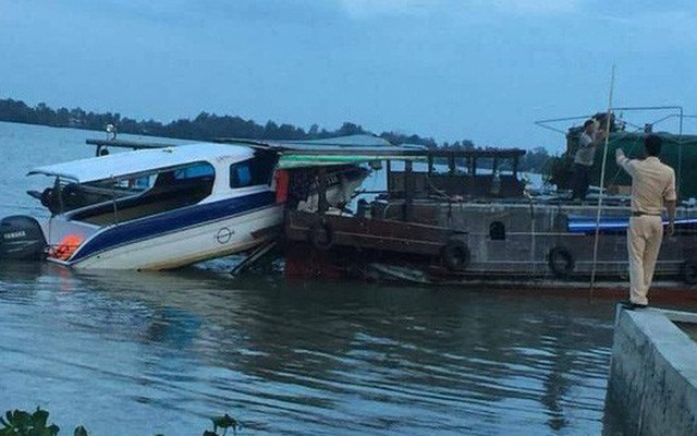 Kinh hoàng ca nô du lịch "bay" thẳng vào ghe tam bản, 3 người thương vong