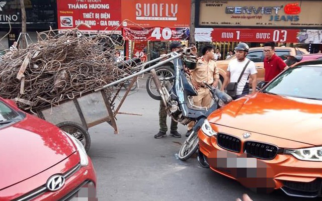 Hiện trường vụ xe máy chở sắt, cắm thẳng đầu vào siêu xe tiền tỷ giữa phố Hà Nội
